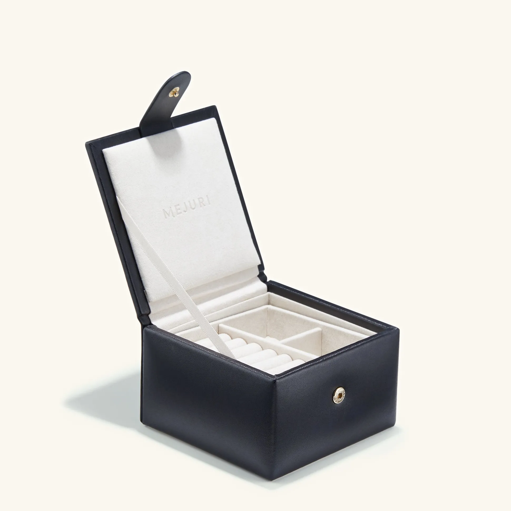 Mejuri Small Jewelry Box- Lifestyle